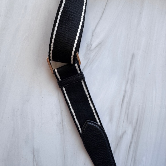 Marc Jacobs
Rewind Oval Leather Crossbody Black - Like New 🖤 - Picture 14 of 16